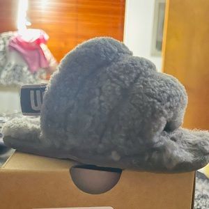 Grey kids uggs size 6c , worn